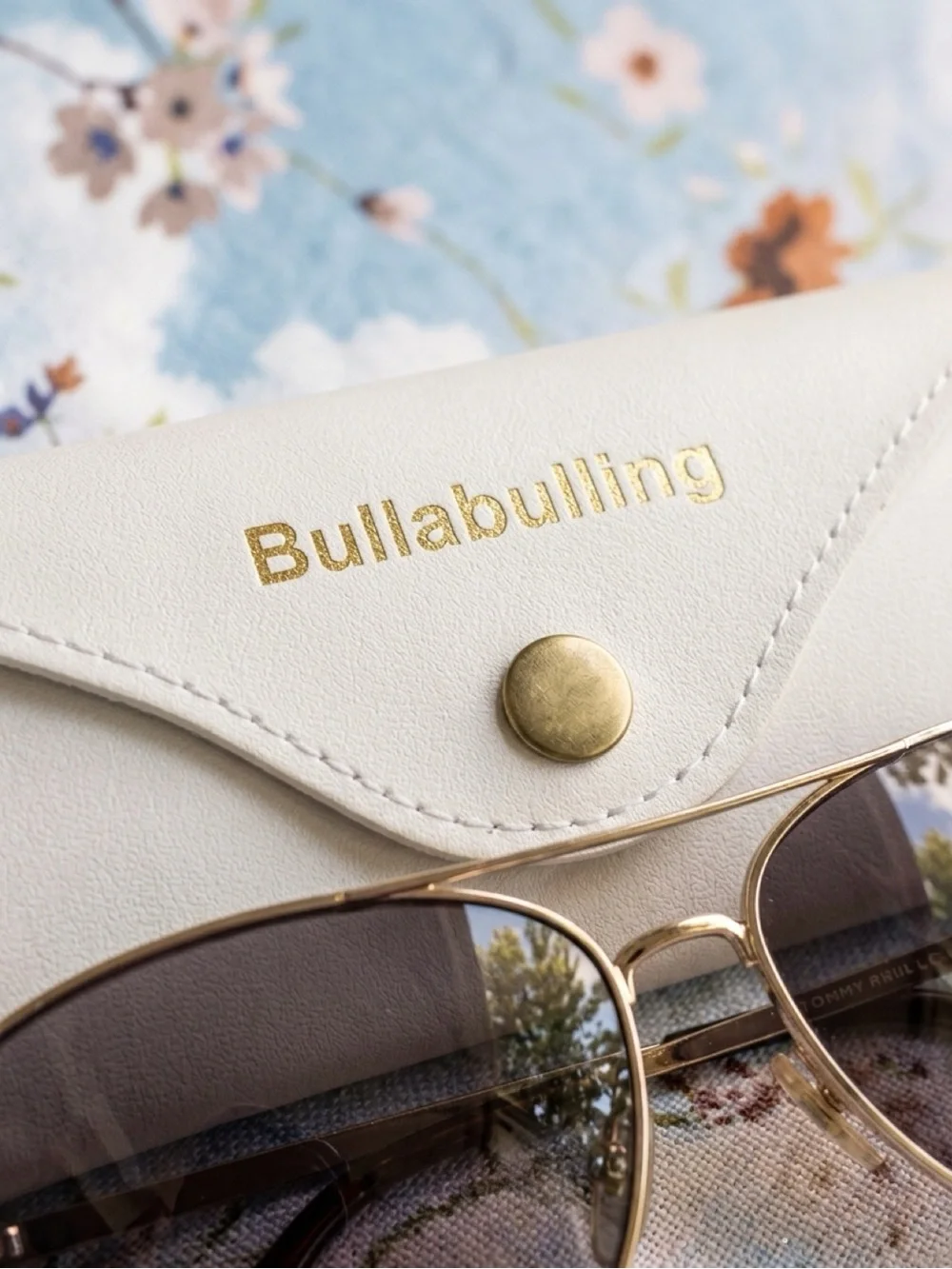 bullabulling Women's White Sunglasses Case with Gold-Accented Aviator Sunglasses